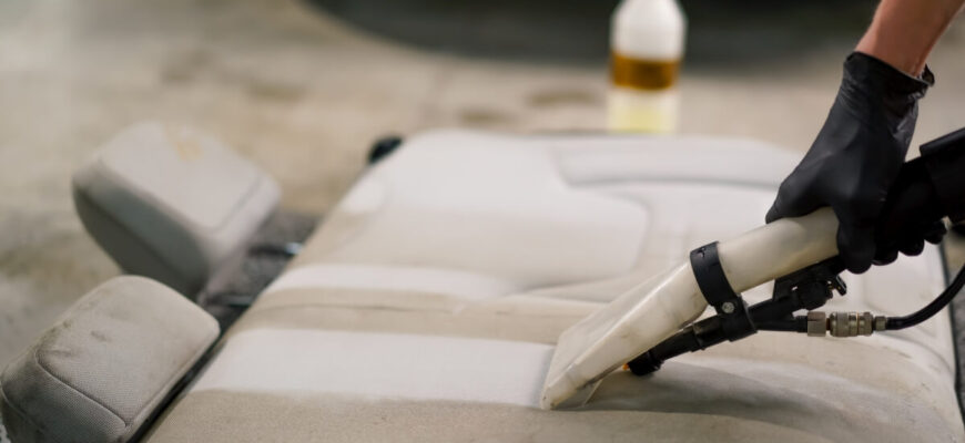 Przebieg profesjonalnego czyszczenia tapicerki – krok po kroku